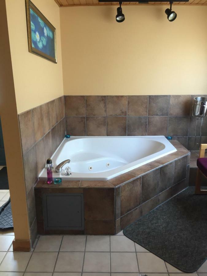 Hilton Beach Inn & Spa Thessalon Екстериор снимка